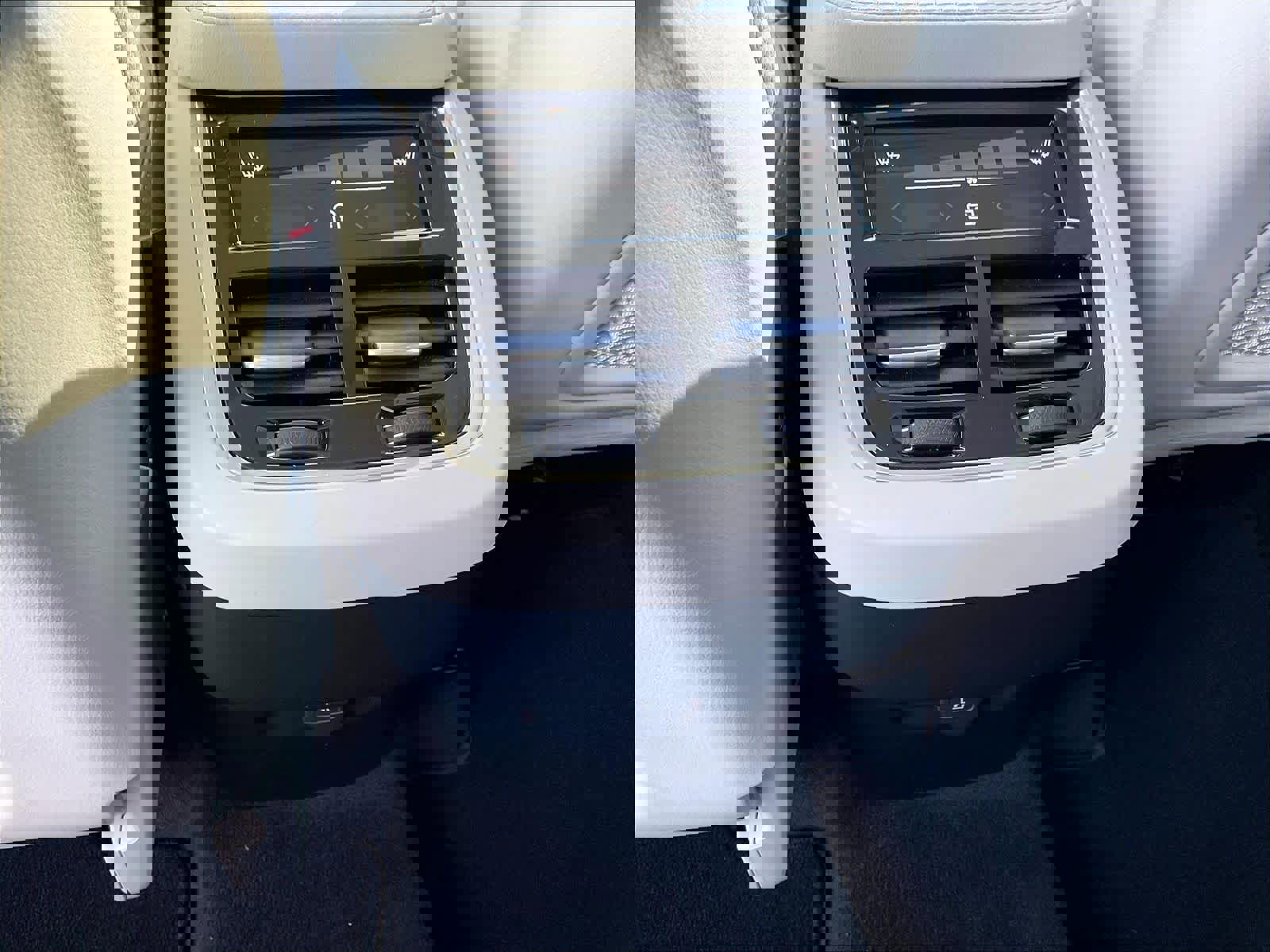 Used 2025 Volvo XC90 B6 Core w/ Climate Package image 38