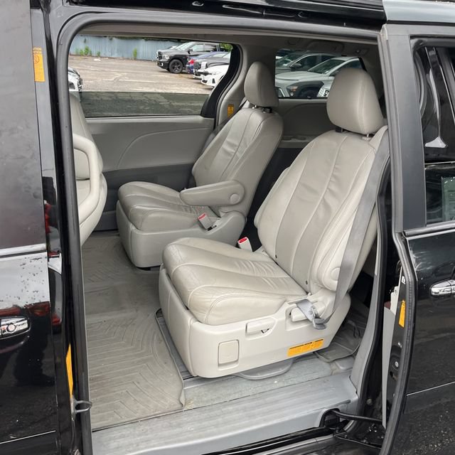 Used 2014 Toyota Sienna XLE w/ Entertainment Package AWD/4WD image 5