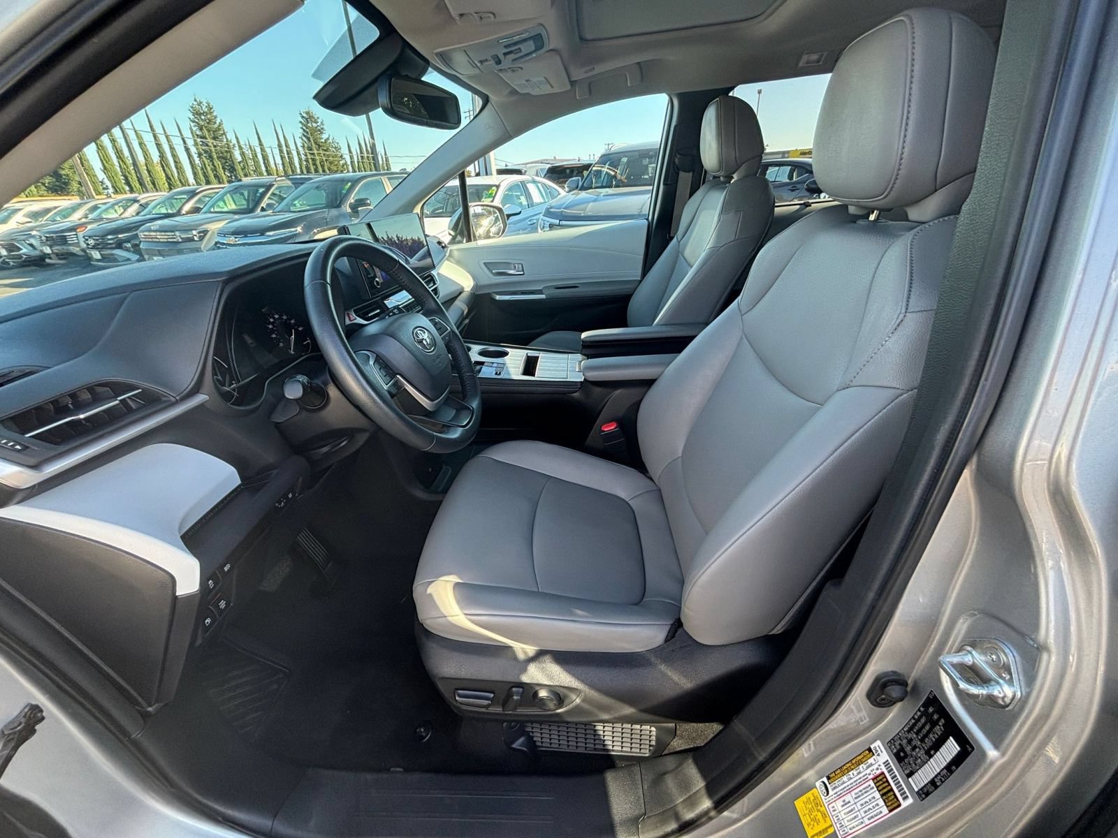 Used 2025 Toyota Sienna XLE FWD image 28