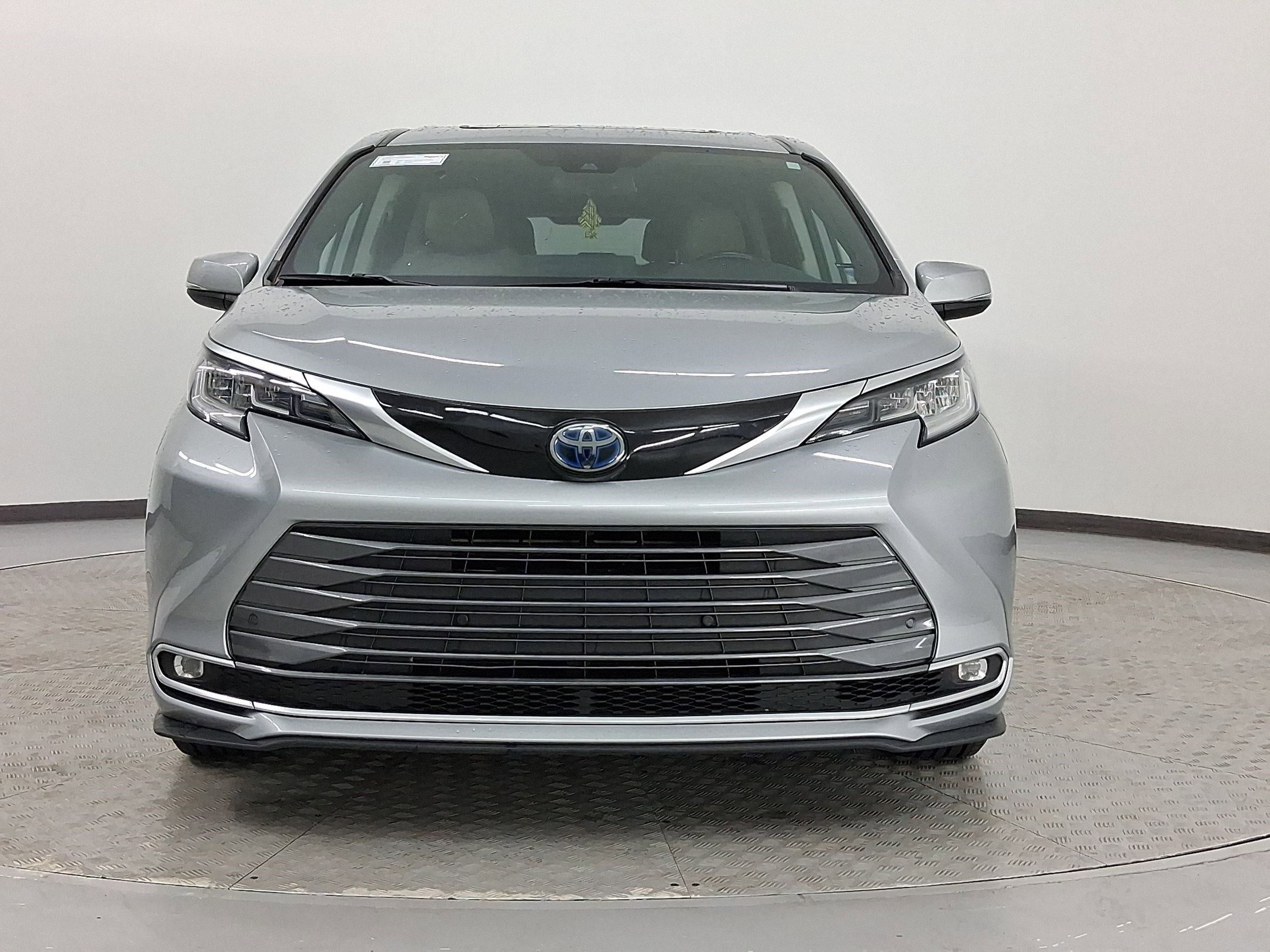 Used 2021 Toyota Sienna Limited image 6