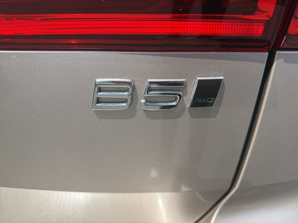 Used 2023 Volvo XC60 B5 Plus image 4