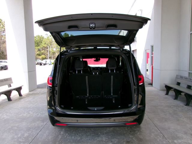 Used 2025 Chrysler Pacifica Limited image 23