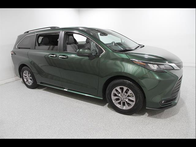 Used 2026 Toyota Sienna XLE FWD image 1
