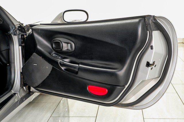 Used 2004 Chevrolet Corvette Coupe w/ Preferred Equipment Group RWD image 30
