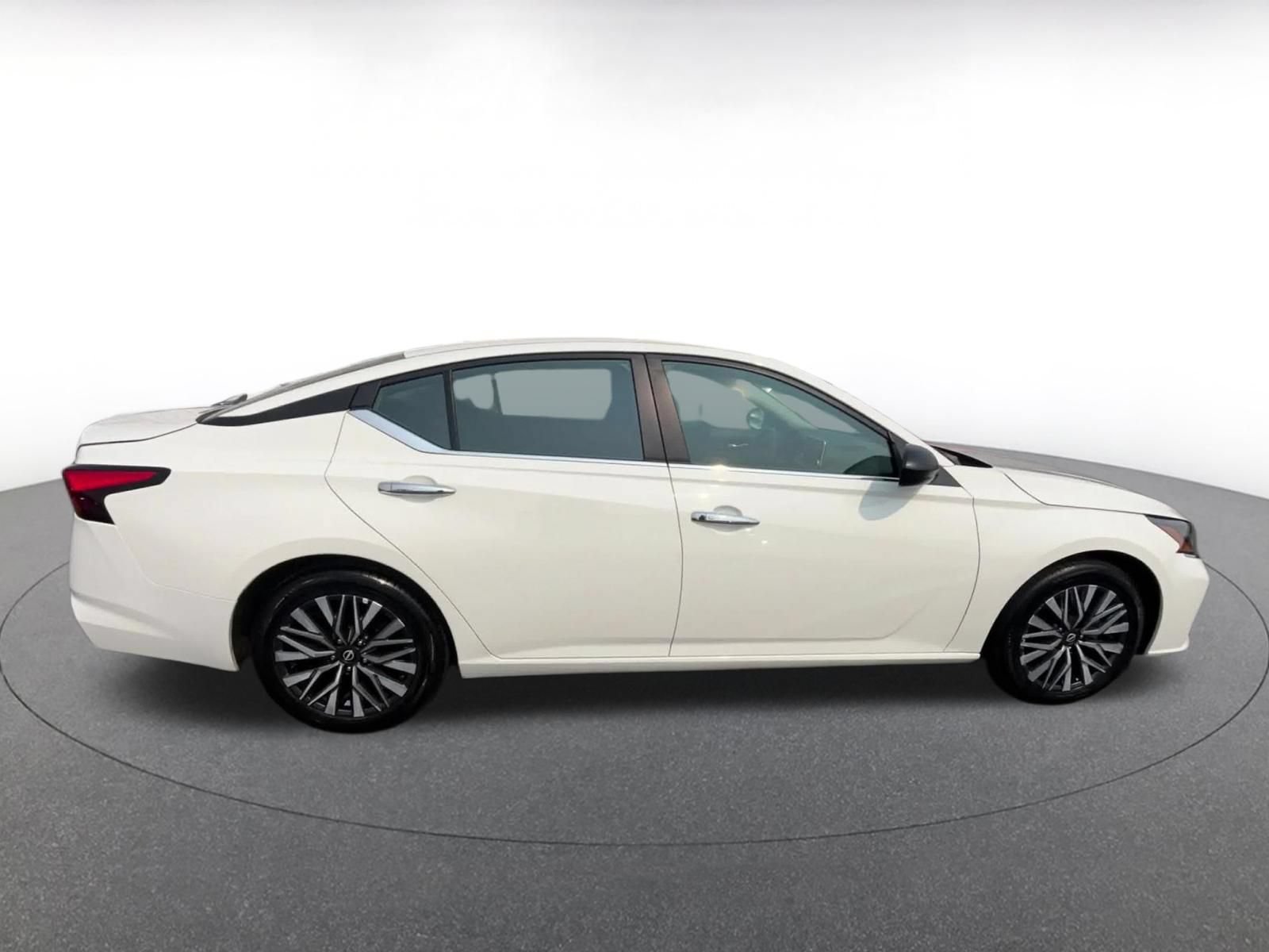 Used 2025 Nissan Altima 2.5 SV FWD image 15