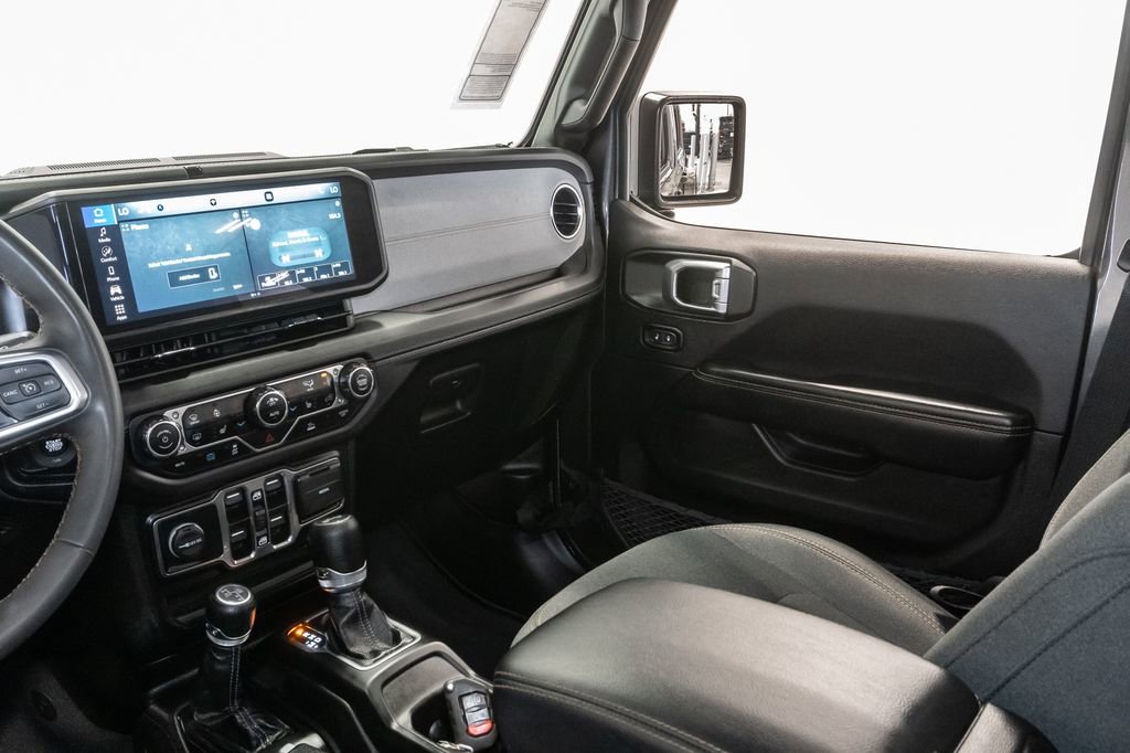 Used 2024 Jeep Wrangler Unlimited Sahara AWD/4WD image 12