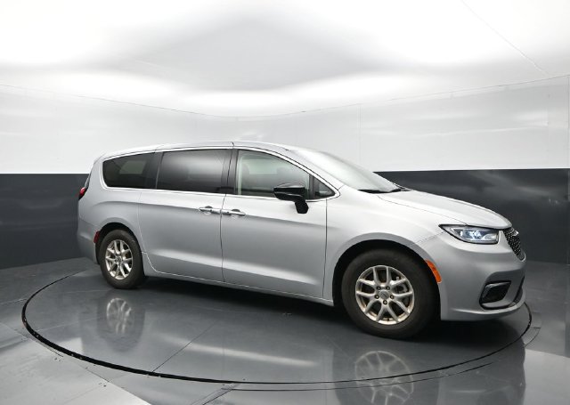 Used 2024 Chrysler Pacifica Touring-L FWD image 6