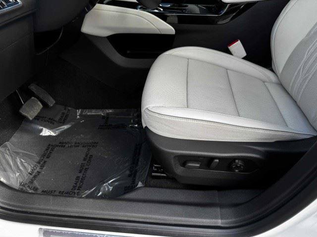 Used 2024 Buick Envision Avenir AWD/4WD image 21
