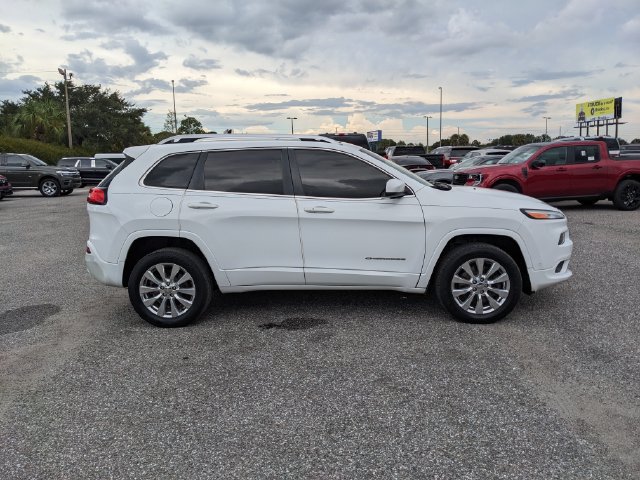Used 2017 Jeep Cherokee Overland w/ Technology Group AWD/4WD image 3