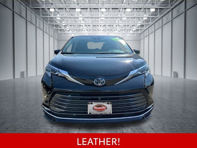 Used 2023 Toyota Sienna Platinum AWD/4WD image 11
