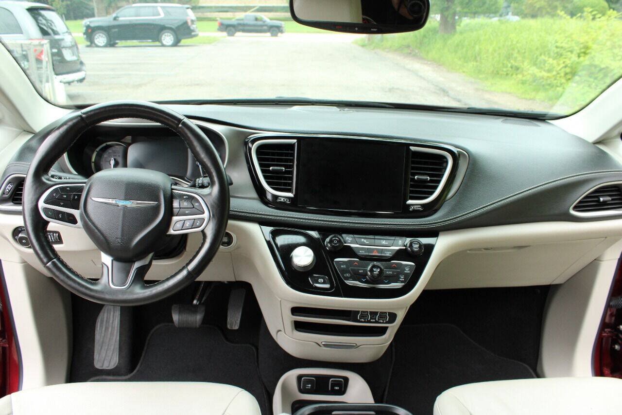 Used 2021 Chrysler Pacifica Touring-L FWD image 39