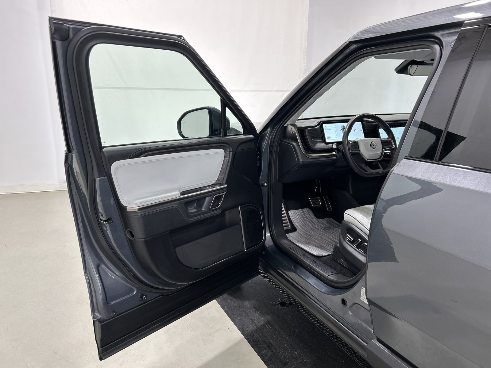 Used 2023 Rivian R1T Adventure AWD/4WD image 16