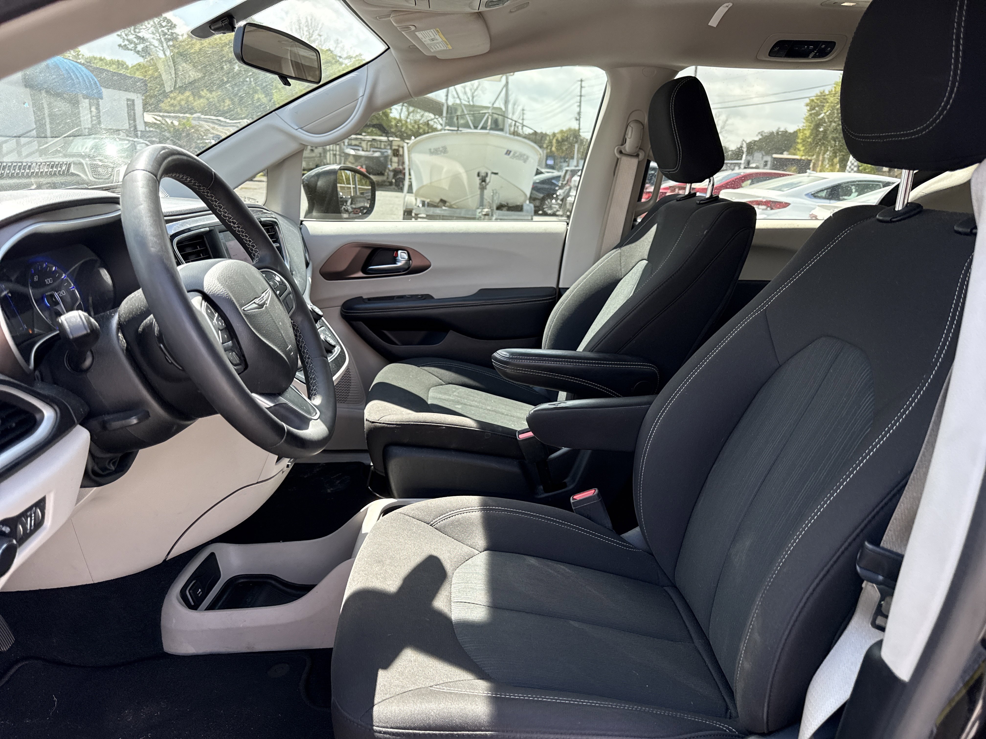 Used 2022 Chrysler Voyager LX image 9