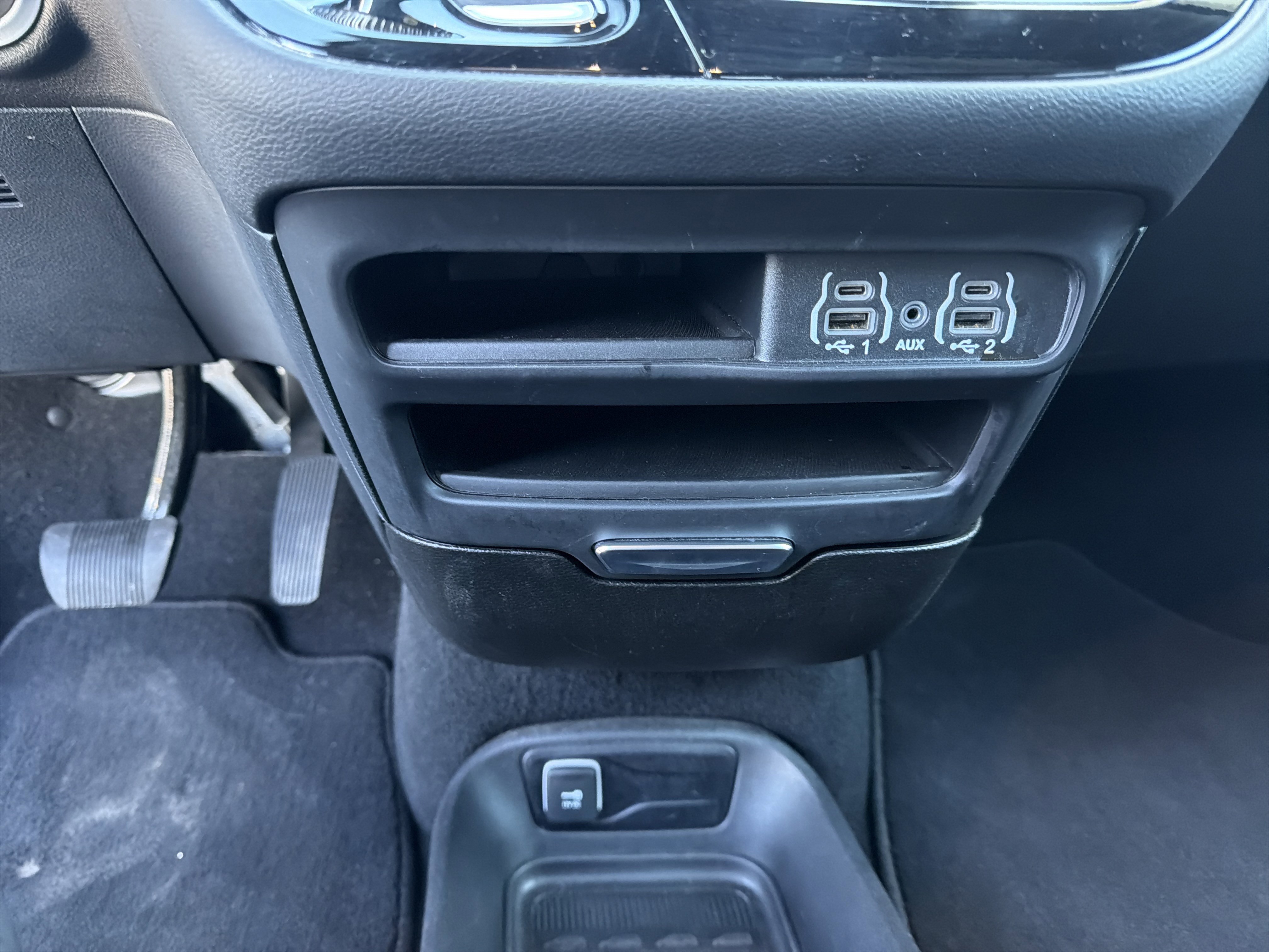 Used 2025 Chrysler Pacifica Select FWD image 37