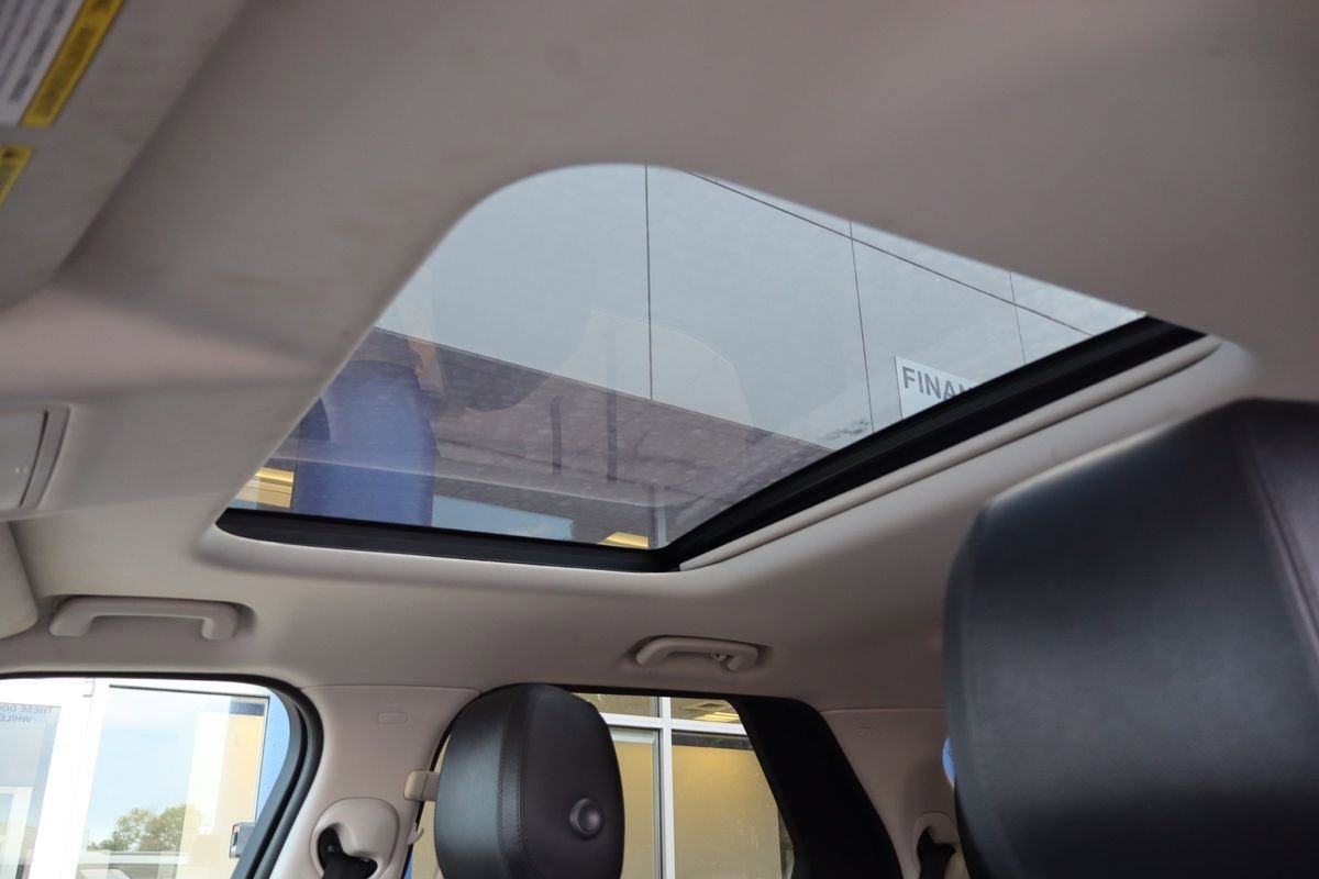 Used 2020 Land Rover Discovery SE image 21