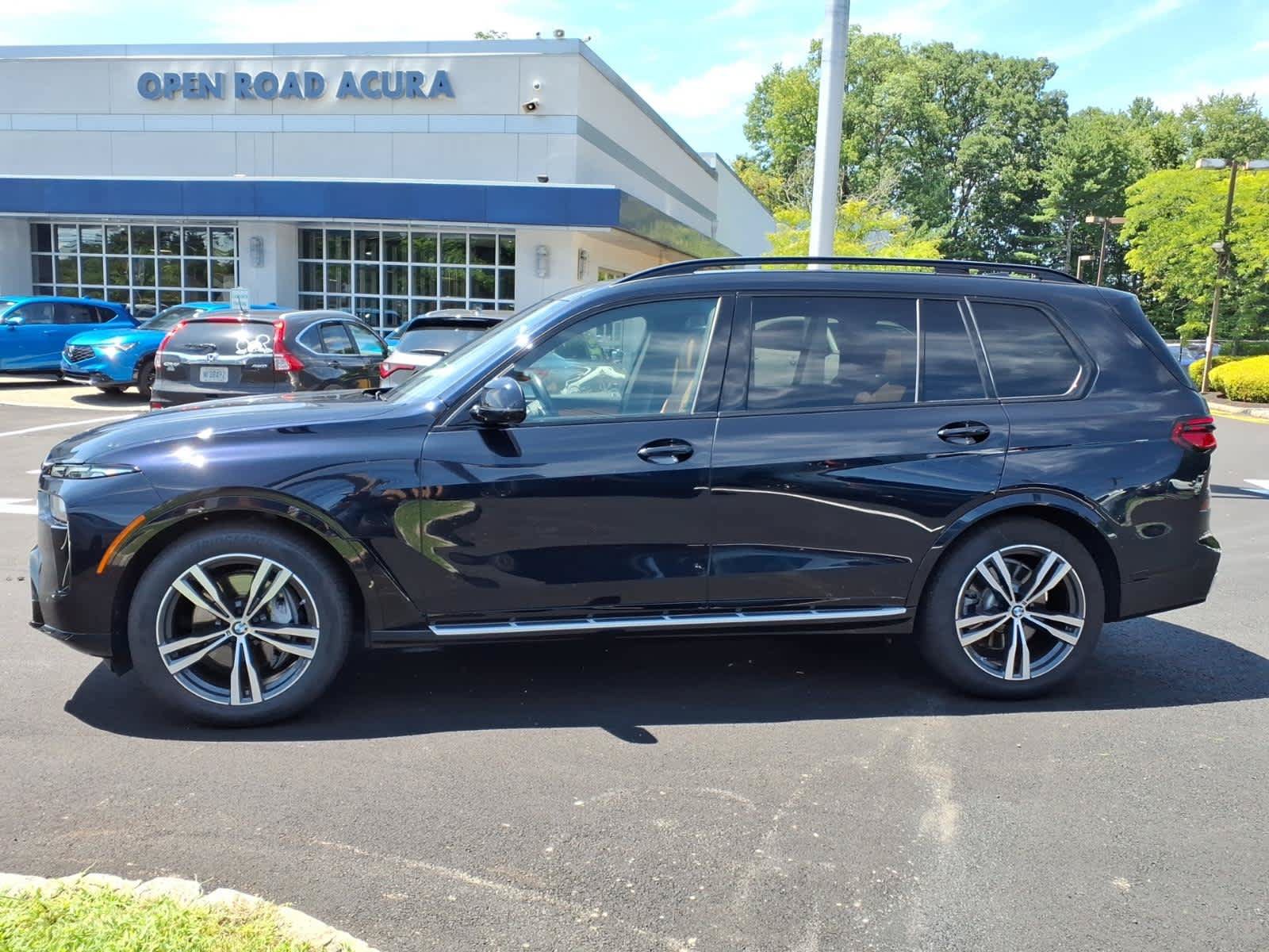 Used 2024 BMW X7 xDrive40i w/ M Sport Package AWD/4WD image 4