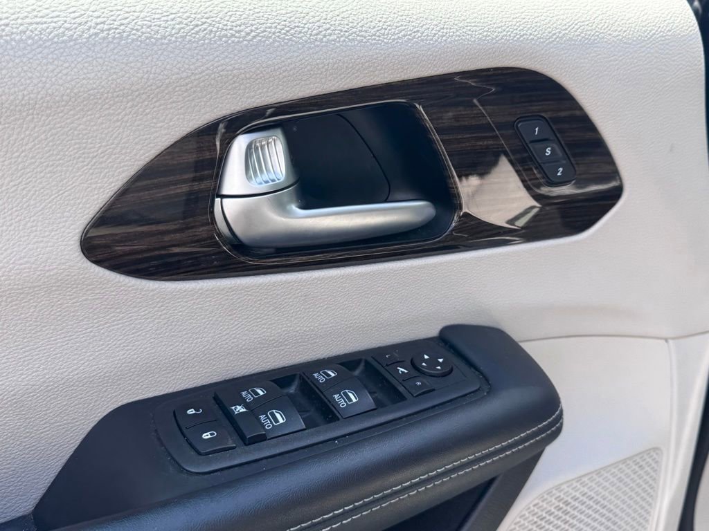 Used 2023 Chrysler Pacifica Limited FWD image 12