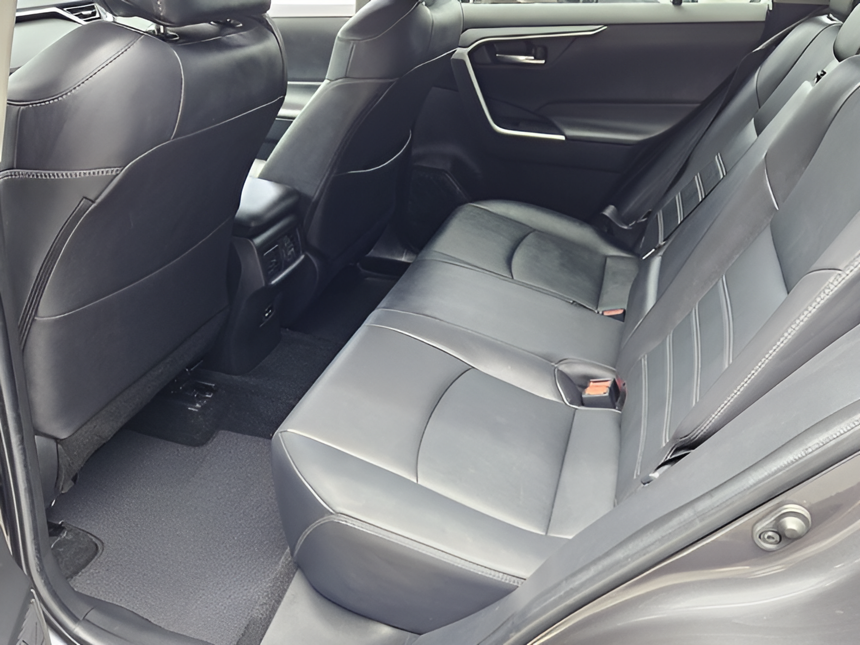 Used 2022 Toyota RAV4 XLE Premium FWD image 10