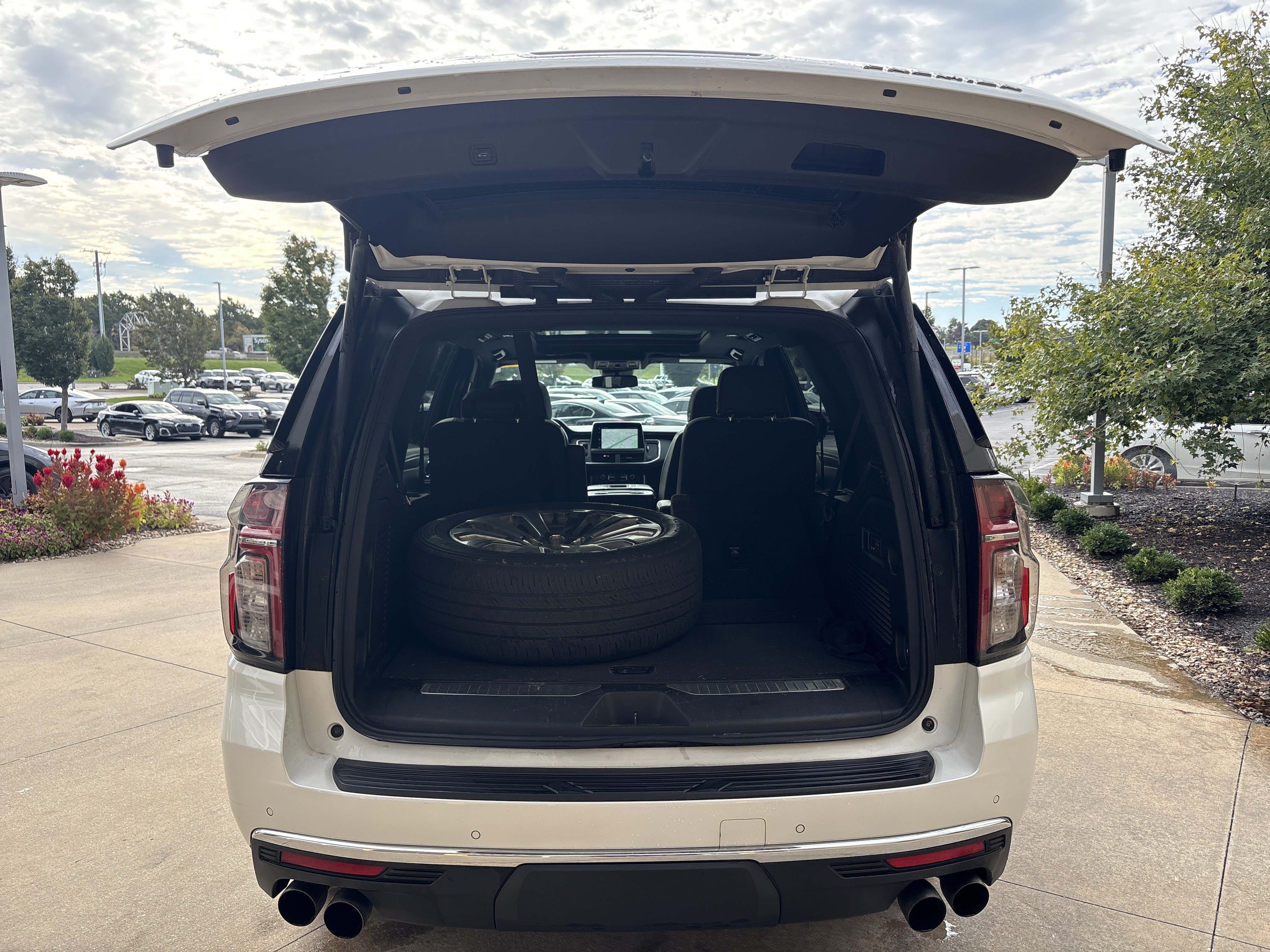 Used 2023 Chevrolet Tahoe Premier AWD/4WD image 32