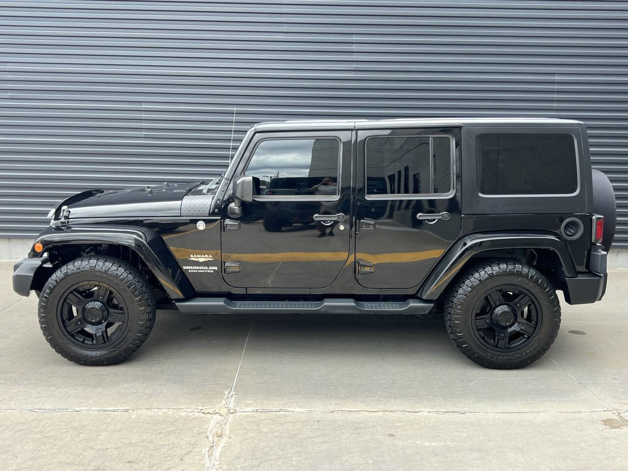 Used 2015 Jeep Wrangler Unlimited Sahara w/ Connectivity Group image 9