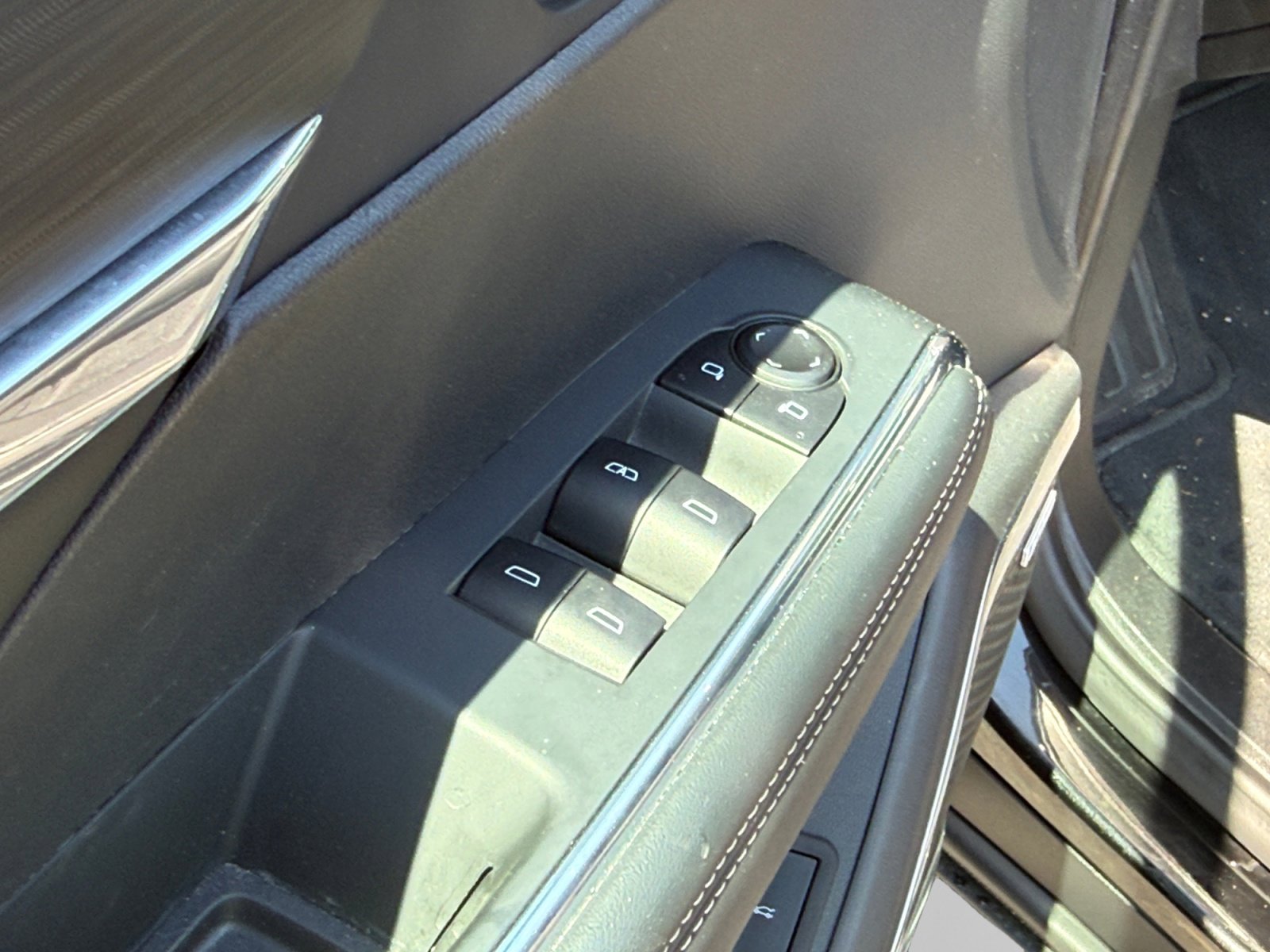 Used 2025 GMC Acadia Elevation image 28