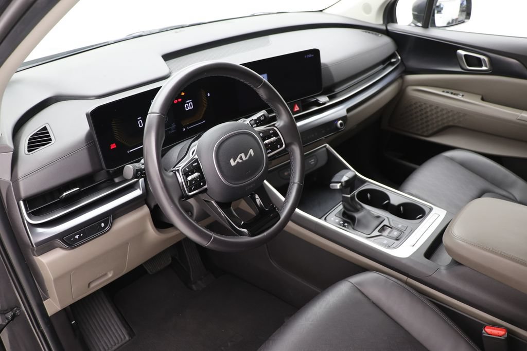 Used 2025 Kia Carnival FWD image 13
