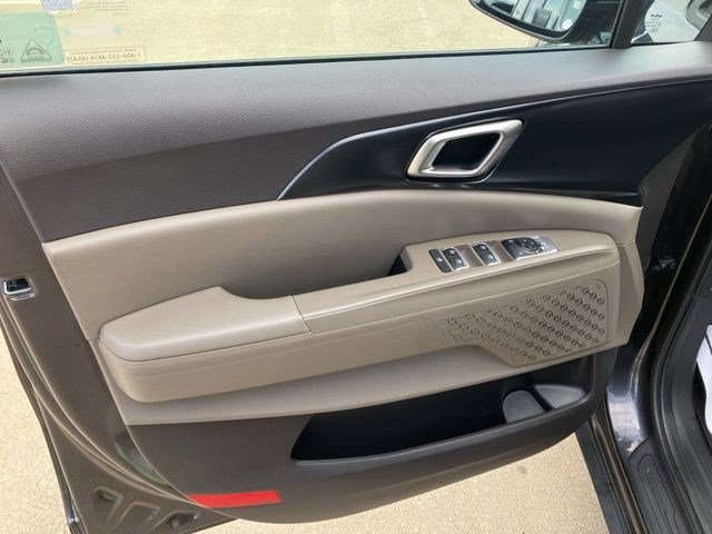Used 2025 Kia Carnival FWD image 10