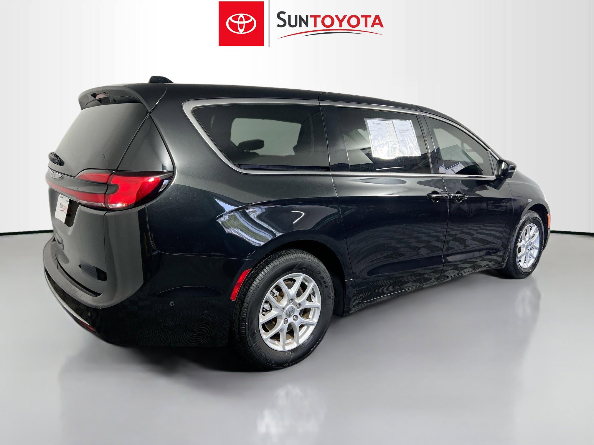 Used 2023 Chrysler Pacifica Touring-L FWD image 4