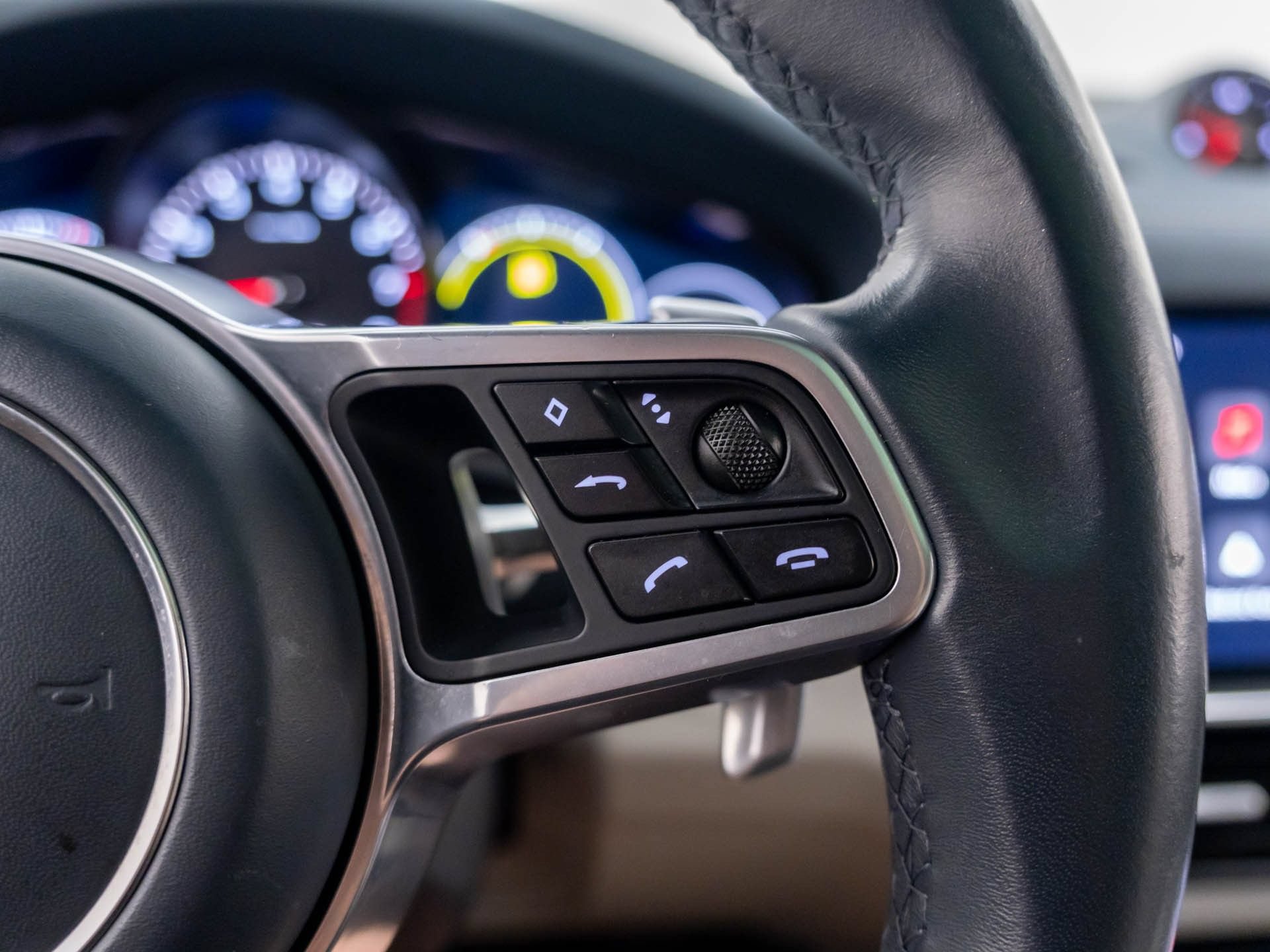 Certified 2022 Porsche Cayenne AWD/4WD image 33