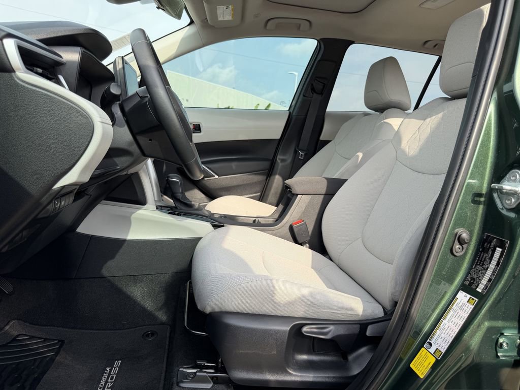 Used 2025 Toyota Corolla Cross LE w/ Moonroof Package FWD image 27