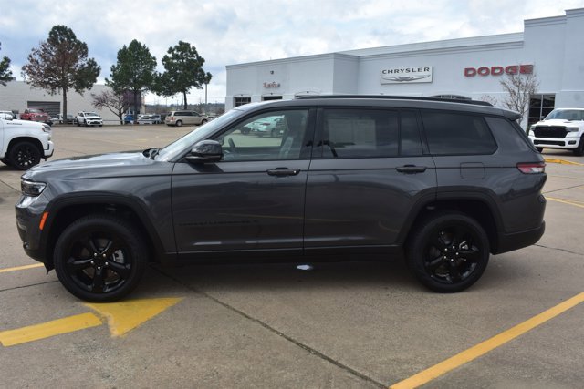 Used 2025 Jeep Grand Cherokee L Limited w/ Luxury Tech Group II image 10