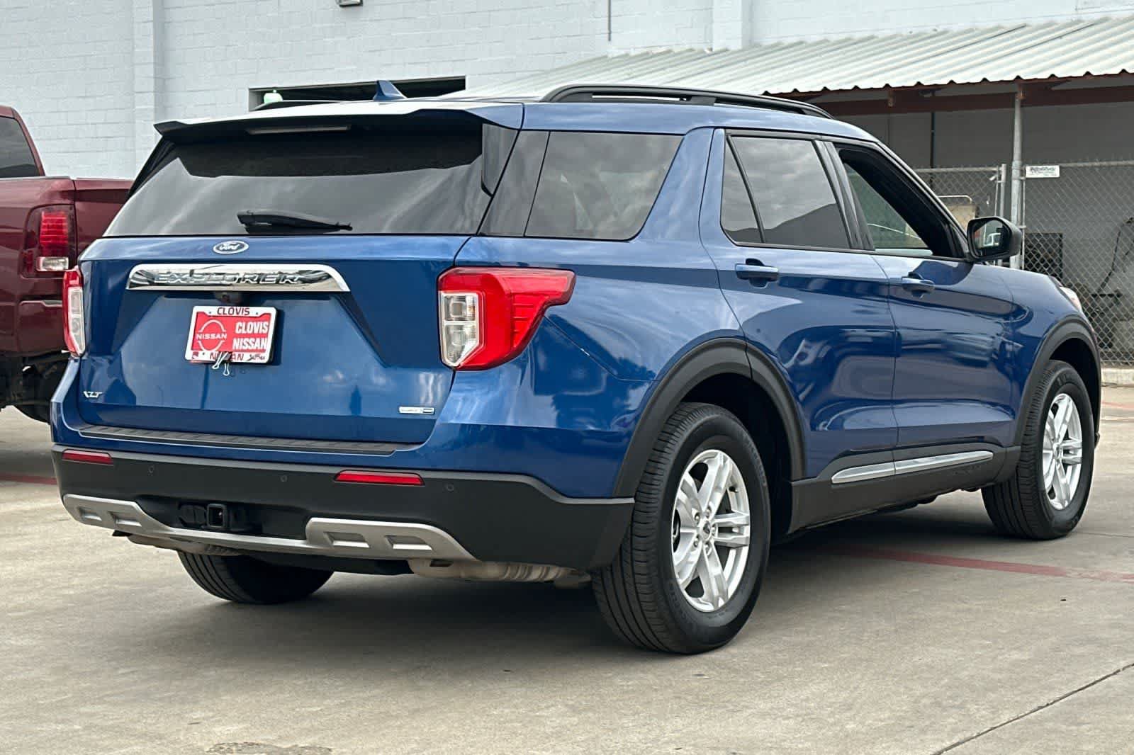 Used 2020 Ford Explorer XLT w/ Equipment Group 202A AWD/4WD image 3