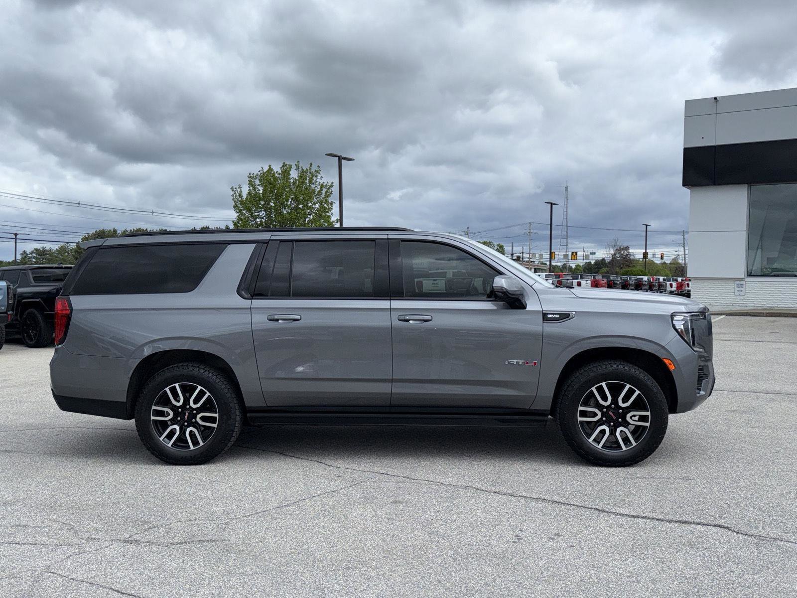 Used 2021 GMC Yukon XL AT4 w/ AT4 Premium Plus Package image 4