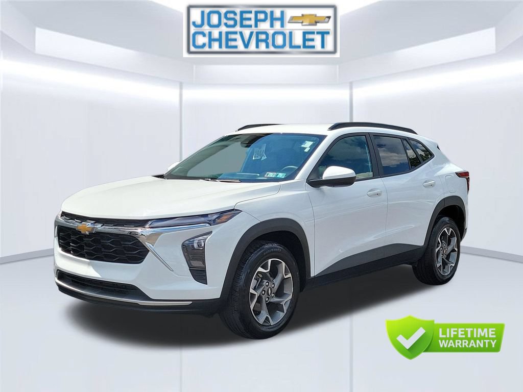 Used 2025 Chevrolet Trax LT FWD image 2