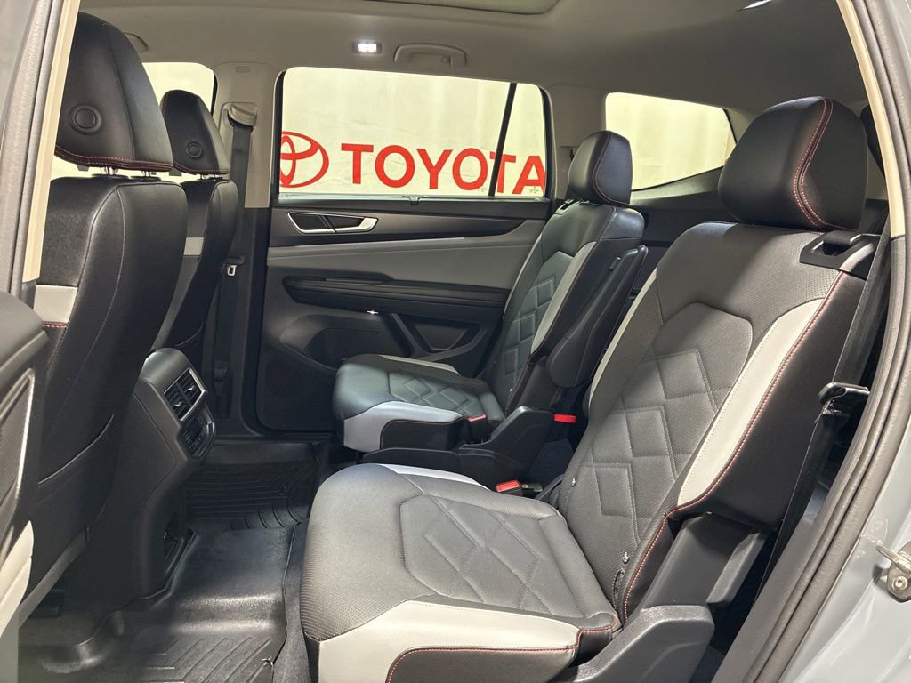 Used 2025 Volkswagen Atlas Peak Edition SE AWD/4WD image 21