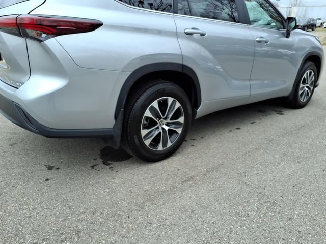 Certified 2024 Toyota Highlander XLE AWD/4WD image 9