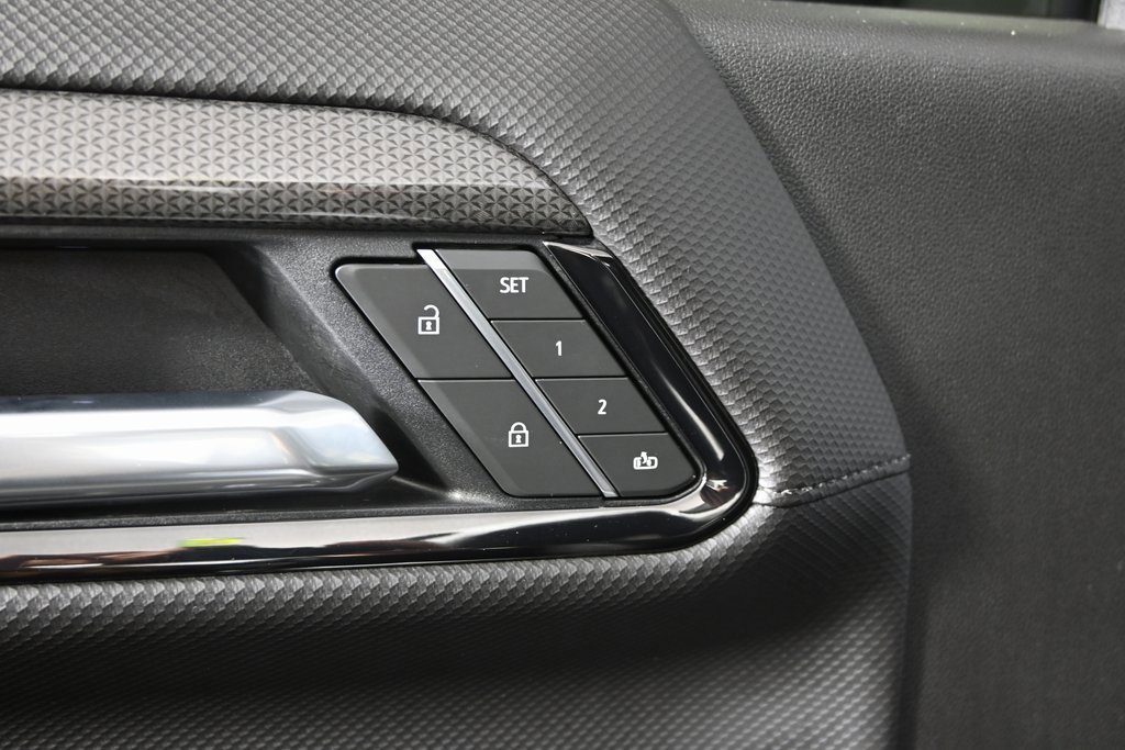 Used 2025 Chevrolet Silverado 2500 ZR2 w/ Technology Package image 20