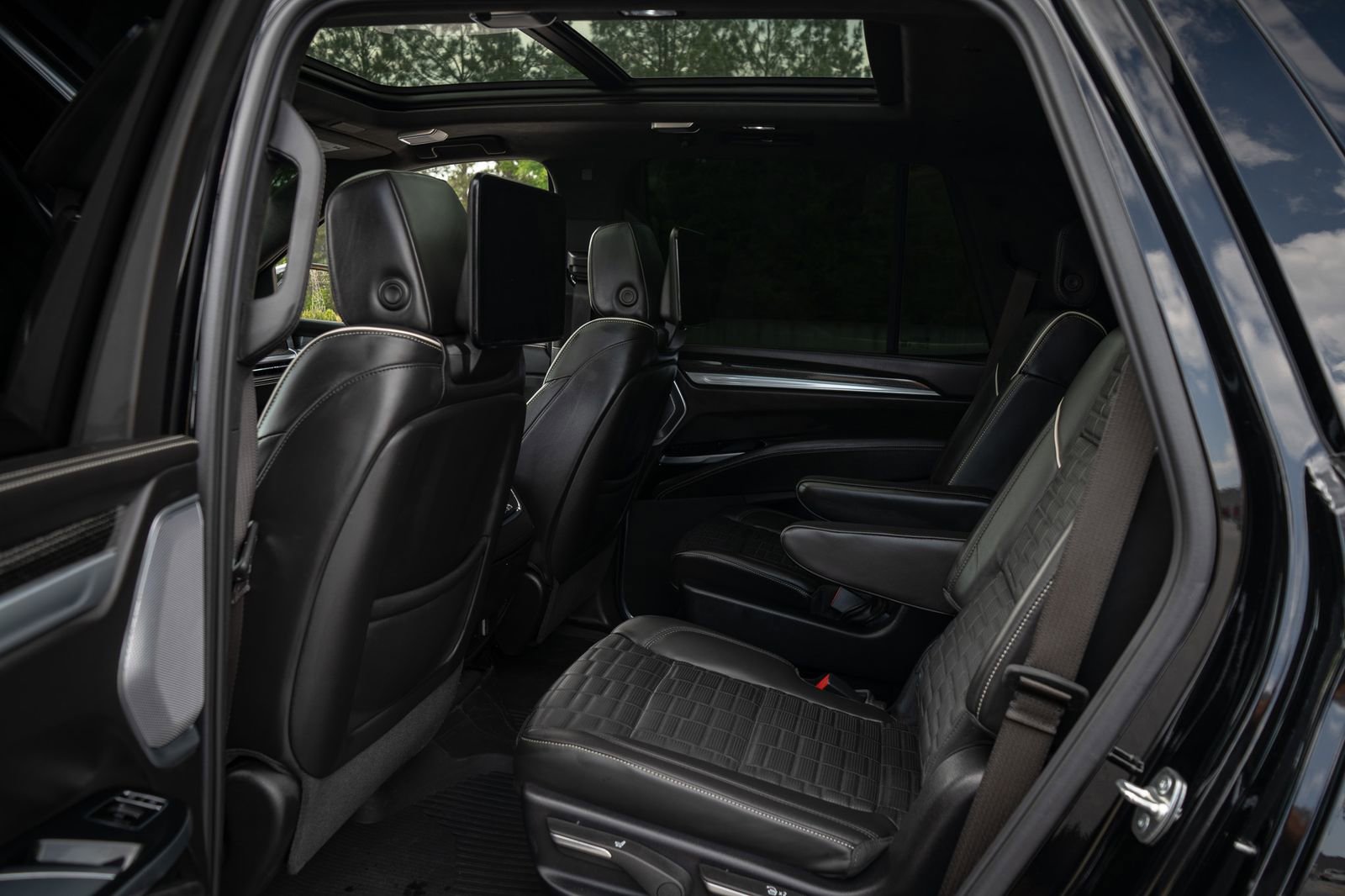 Used 2025 Cadillac Escalade V w/ LPO, ONYX Package AWD/4WD image 38