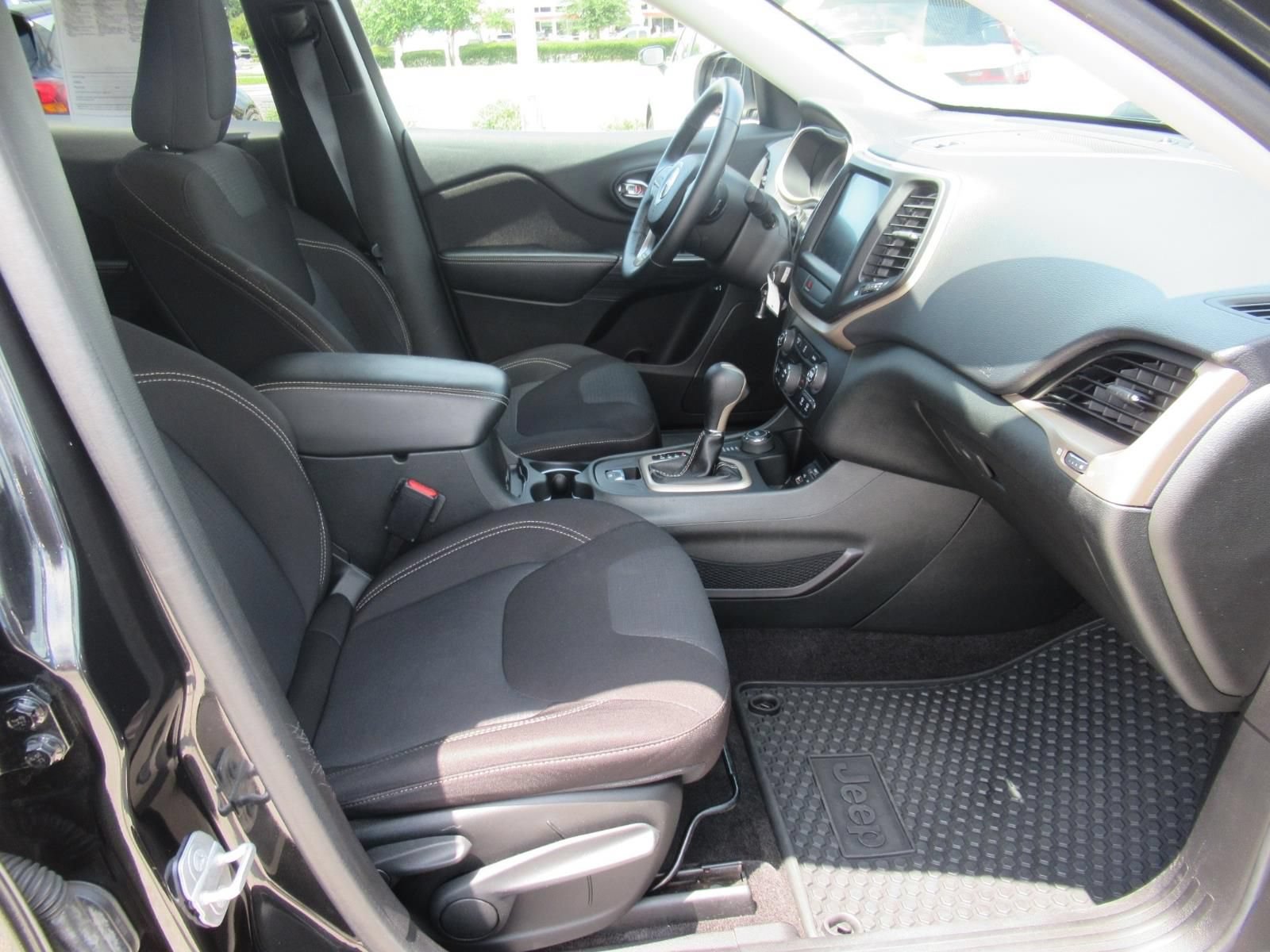 Used 2015 Jeep Cherokee Latitude w/ Cold Weather Group AWD/4WD image 10