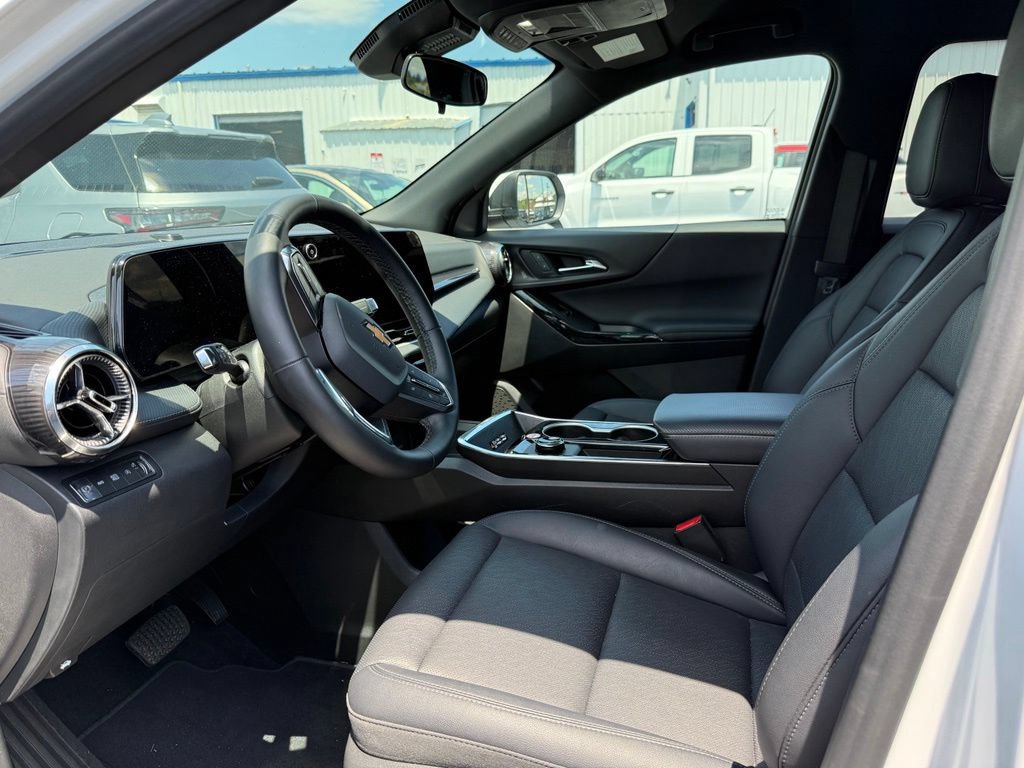 Used 2026 Chevrolet Equinox LT w/ Convenience Package II AWD/4WD image 2