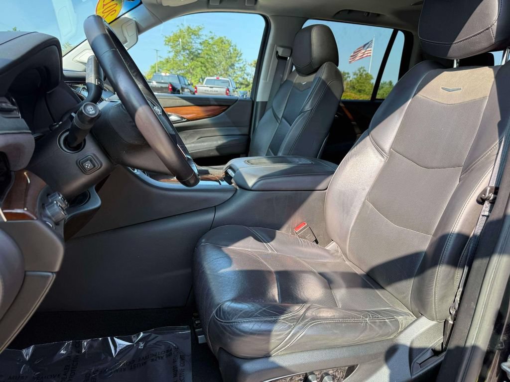 Used 2019 Cadillac Escalade Luxury AWD/4WD image 14