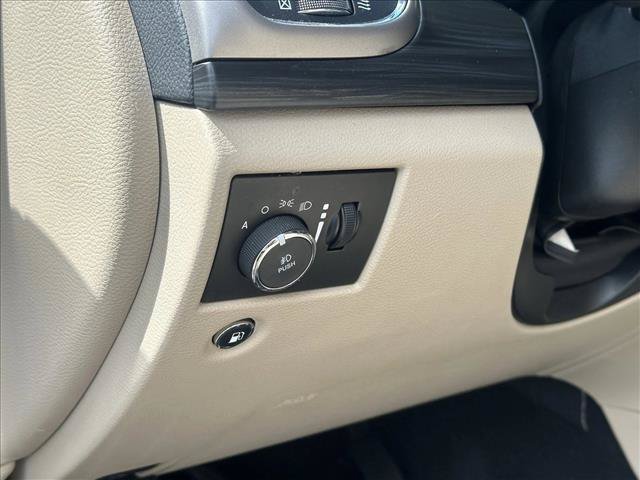 Used 2019 Jeep Grand Cherokee Laredo w/ 18" Wheel & 8.4" Radio Group AWD/4WD image 19