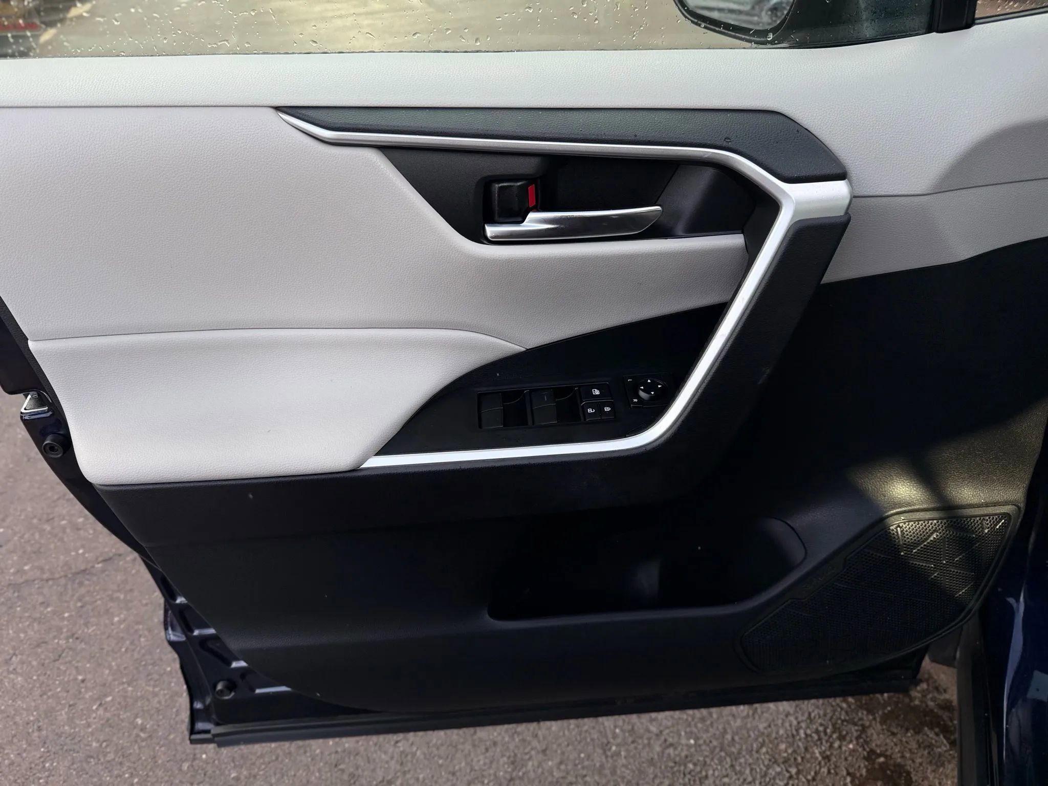 Used 2021 Toyota RAV4 XLE image 14