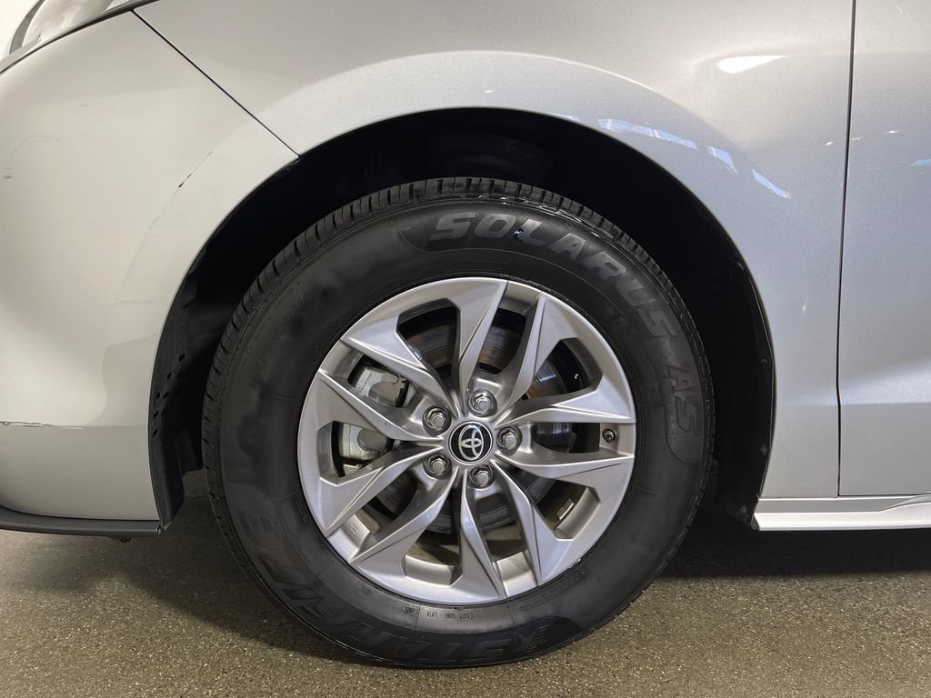 Certified 2025 Toyota Sienna XLE FWD image 11