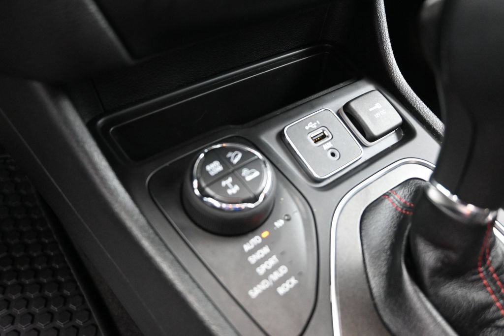 Used 2021 Jeep Cherokee Trailhawk AWD/4WD image 25