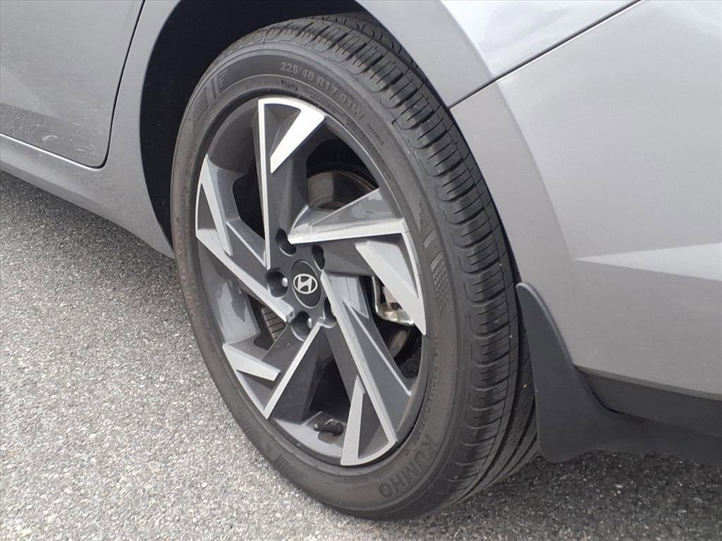 Used 2025 Hyundai Elantra Sport image 11