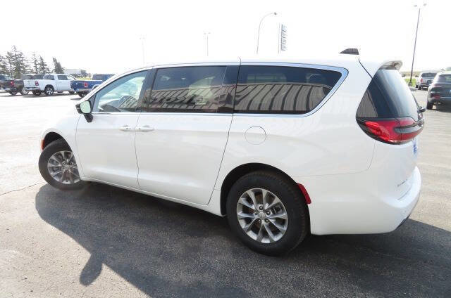 New 2026 Chrysler Pacifica Select image 7