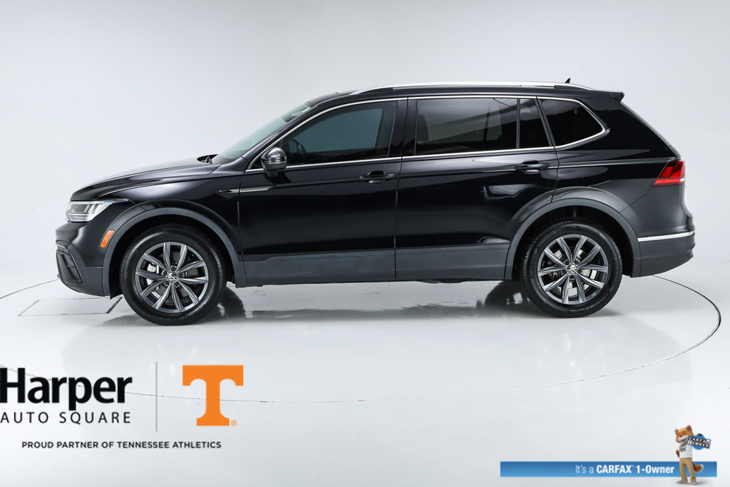 Used 2023 Volkswagen Tiguan SE w/ Panoramic Sunroof Package FWD image 2