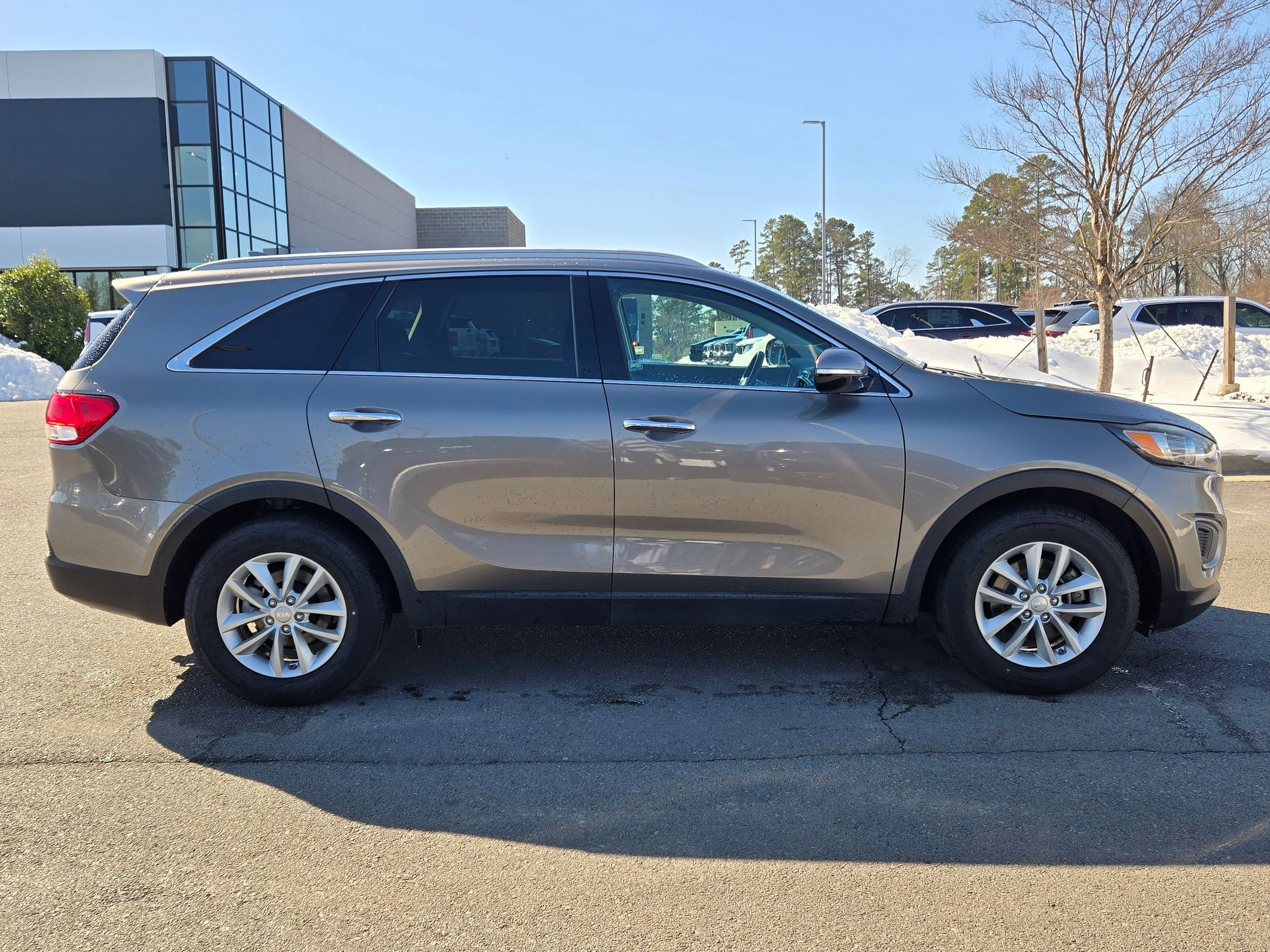 Used 2017 Kia Sorento LX w/ LX Convenience Package image 8