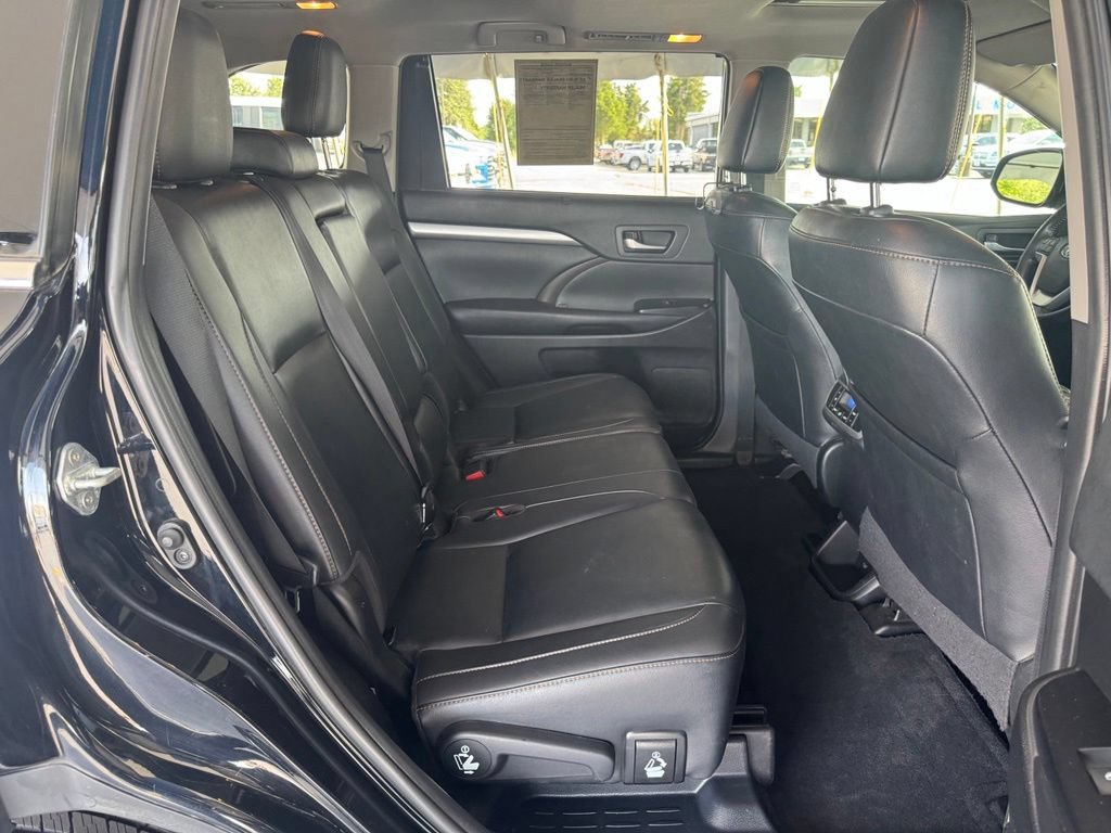 Used 2019 Toyota Highlander XLE FWD image 19